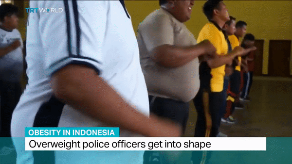 Cảnh sát bụng to ở Indonesia bị buộc phải tập thể dục. Ảnh: TRT