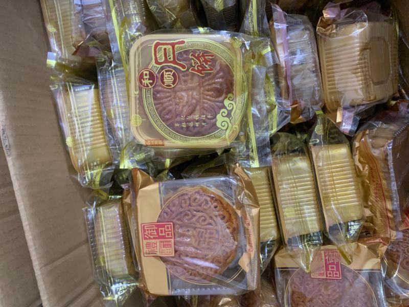 Những chiếc bánh trung thu nhập lậu từ Trung Quốc. Ảnh: QLTT