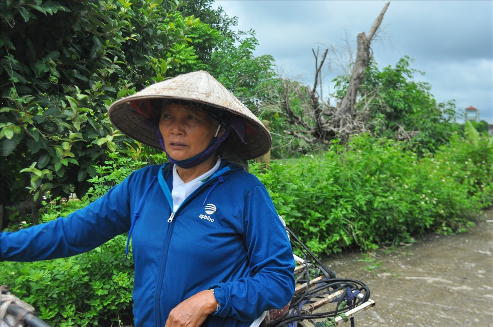 Bà Đàm Thị Vân (tổ 5) có người thân đã từng gặp cảnh mất trắng vào trận lũ lụt năm 1971