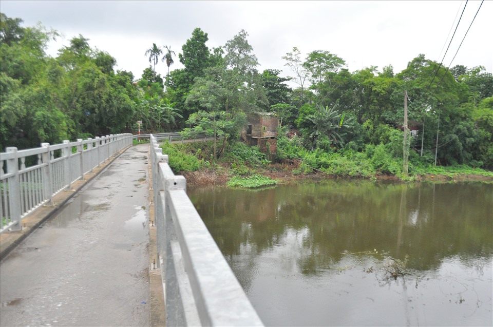 Cây cầu dân sinh nối liền các tổ dân phố của phường Đồng Mai.