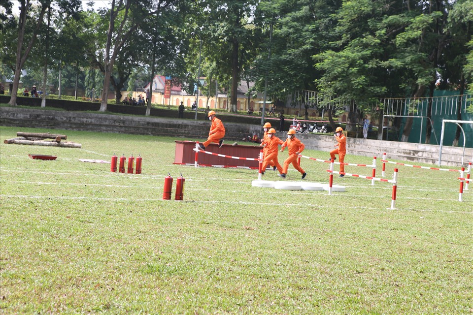 Thao diễn thực hành chữa cháy, cứu hộ, cứu nạn rất thiết thực, đảm bảo an toàn tuyệt đối. Ảnh: Hoàng Nam