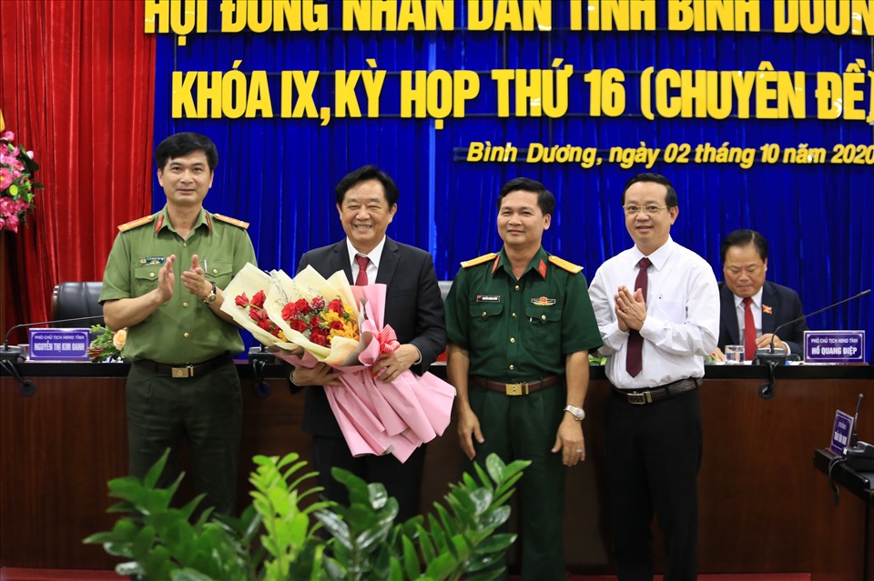 Các đại biểu chúc mừng ông Nguyễn Hoàng Thao trúng cử chức danh Chủ tịch UBND tỉnh khóa IX, nhiệm kỳ 2016-2021. Ảnh: Xuân Thi