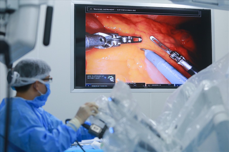Phẫu thuật bằng robot Da Vinci cho hình ảnh chất lượng chính xác cao với hệ thống màn hình hiển thị 3D giúp các bác sĩ quan sát rõ toàn bộ vùng được giải phẫu bên trong cơ thể với độ phân giải cao, phóng đại gấp 10 lần so với thông thường.