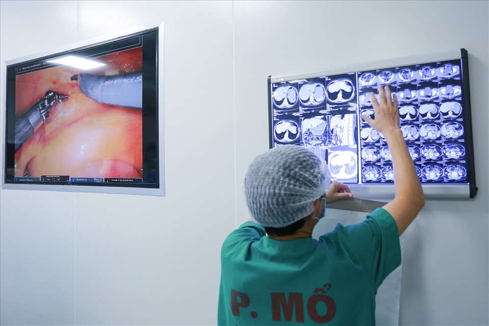 Sau khi bệnh nhân chụp CT scan ổ bụng cùng với đánh giá xét nghiệm thể trạng, giai đoạn bệnh phù hợp, các bác sĩ đã quyết định tiến hành phẫu thuật cắt u đại tràng bằng robot cho bệnh nhân.