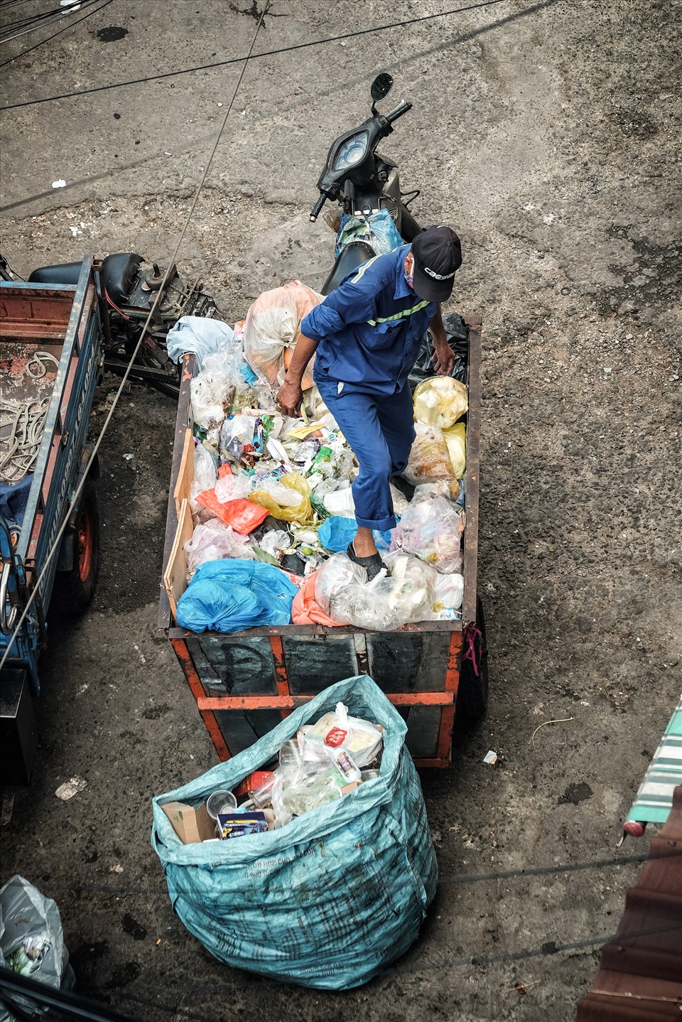 Công nhân vệ sinh đang thu gom rác.