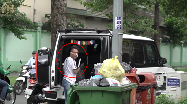 Hình ảnh đại gia Minh Nhựa lái xế hộp đi nhặt rác gây xôn xao. Ảnh: Cắt clip