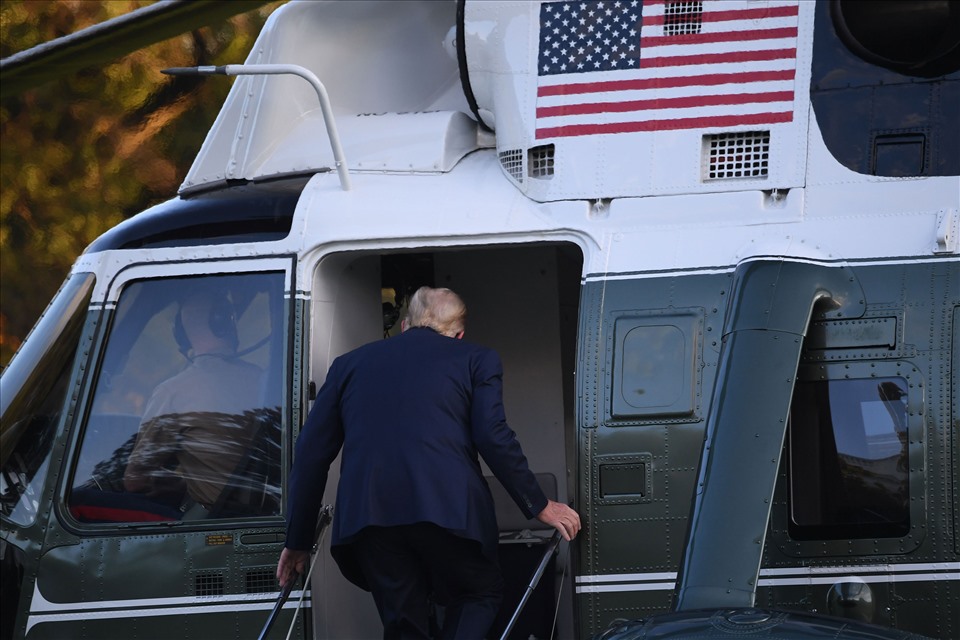 Tổng thống Donald Trump lên trực thăng Marine One từ Nhà Trắng và đến bệnh viện Walter. Ảnh: CNN.