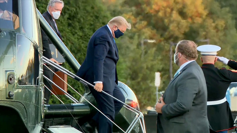 Tổng thống Donald Trump lên trực thăng Marine One từ Nhà Trắng và đến bệnh viện Walter. Ảnh: CNN.