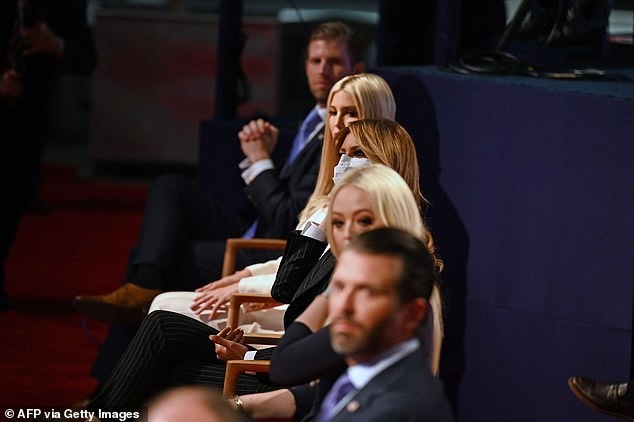 Đệ nhất phu nhân Melania Trump cùng các con của Tổng thống Donald Trump tại phiên tranh luận bầu cử Mỹ hôm 29.9. Ảnh: AP, AFP.