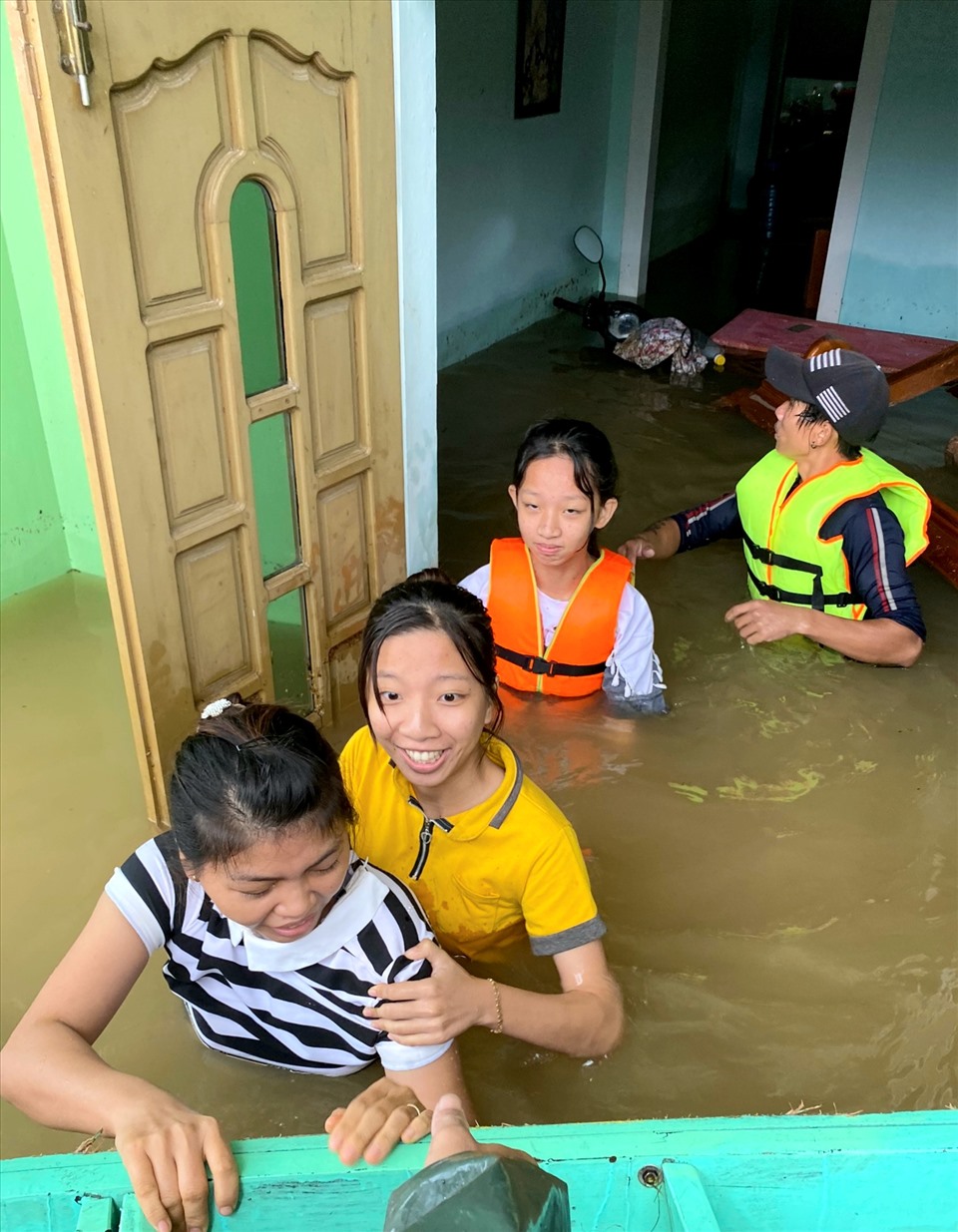 Ứng cứu người dân ra khỏi dòng nước lũ ở huyện Quảng Ninh. Ảnh: CTV