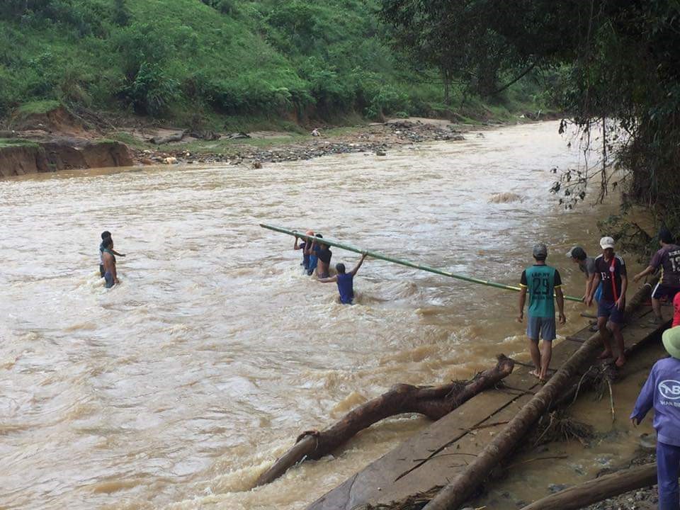 Cứ đến mùa mưa bão, nước lũ trên các sông dâng cao khiến nhiều thôn xóm ở xã Tr'hy bị cô lập. Ảnh: CTV