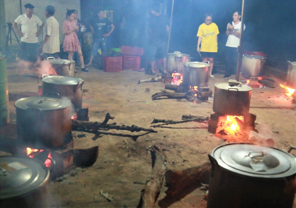 Người dân huyện Cư M'Gar, tỉnh Đắk Lắk nhóm lửa nấu bánh chưng chuyển về cứu trợ bà con vùng lũ lụt. Ảnh B.T