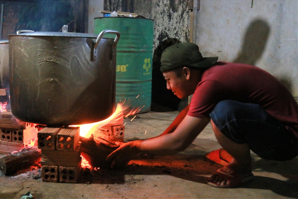 Người dân huyện Cư M'Gar, tỉnh Đắk Lắk nhóm lửa nấu bánh chưng chuyển về cứu trợ bà con vùng lũ lụt. Ảnh B.T