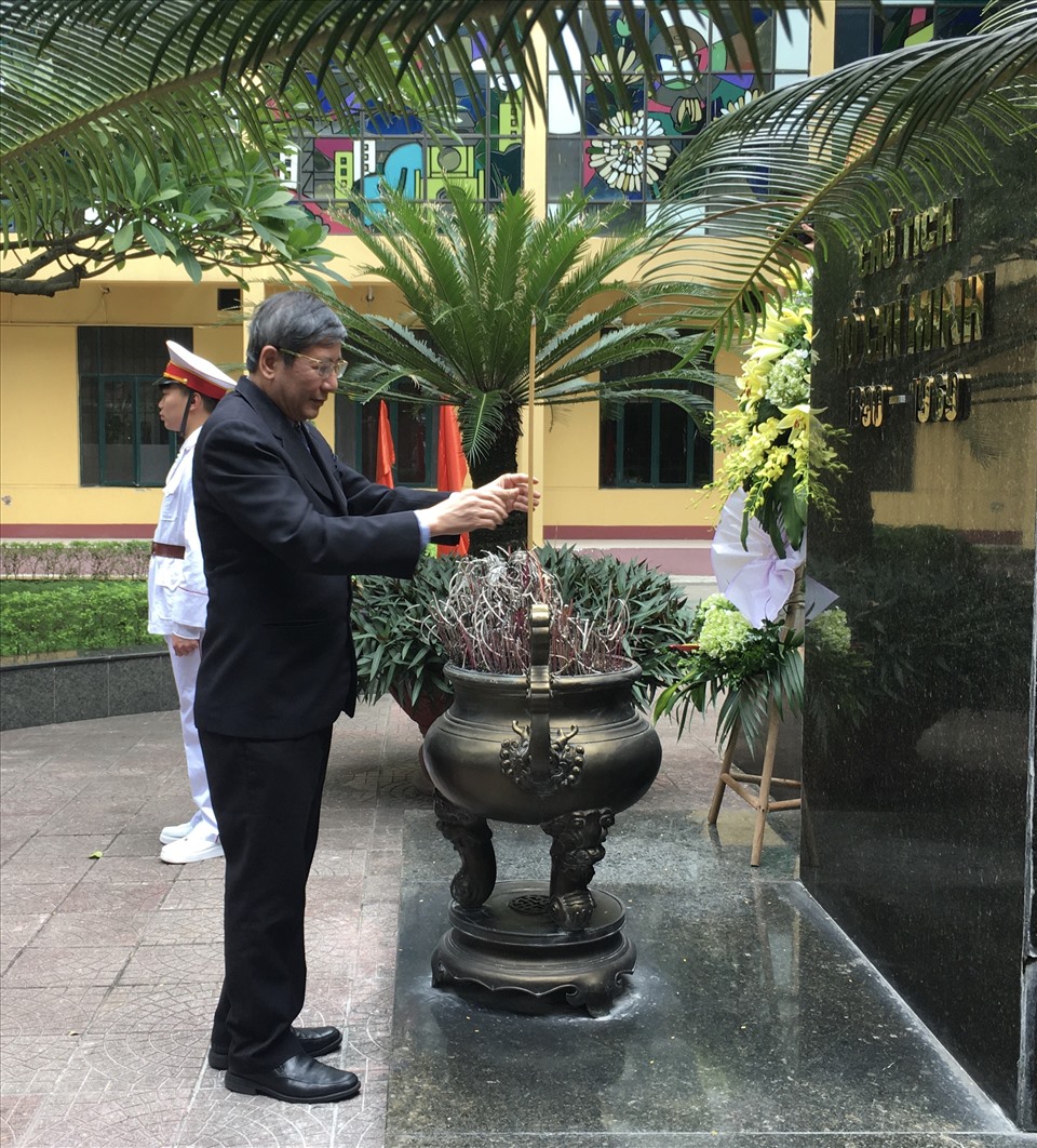 Phó Chủ tịch Thường trực Tổng LĐLĐVN Trần Thanh Hải tại Lễ dâng hương Chủ tịch Hồ Chí Minh trong khuôn viên trường. Ảnh: Hải Anh