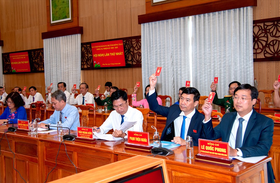 Ông Lê Quốc Phong (bìa phải) cùng các Ủy viên Ban chấp hành Tỉnh ủy Đồng Tháp khóa XI biểu quyết tại kỳ họp lần thứ Nhất. Ảnh: BTC Đại hội cung cấp