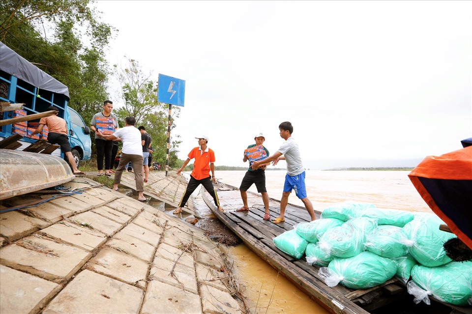 Vượt mưa bão, nhóm từ thiện “những bước chân xanh” mang nước uống, mì tôm cùng các nhu yếu phẩm đến hỗ trợ người dân vùng rốn lũ Đại Cường.