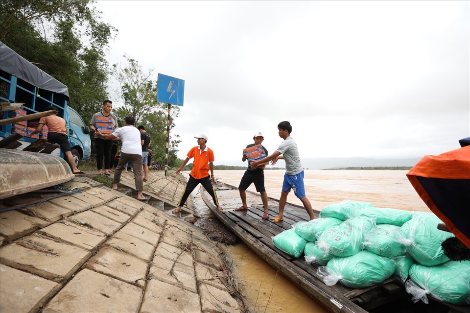 Hình ảnh các thành viên trong nhóm “những bước chân xanh” đến tận nhà trao mì tôm, nước uống cho các hộ dân ở xã Đại Cường bị cô lập do mưa bão.