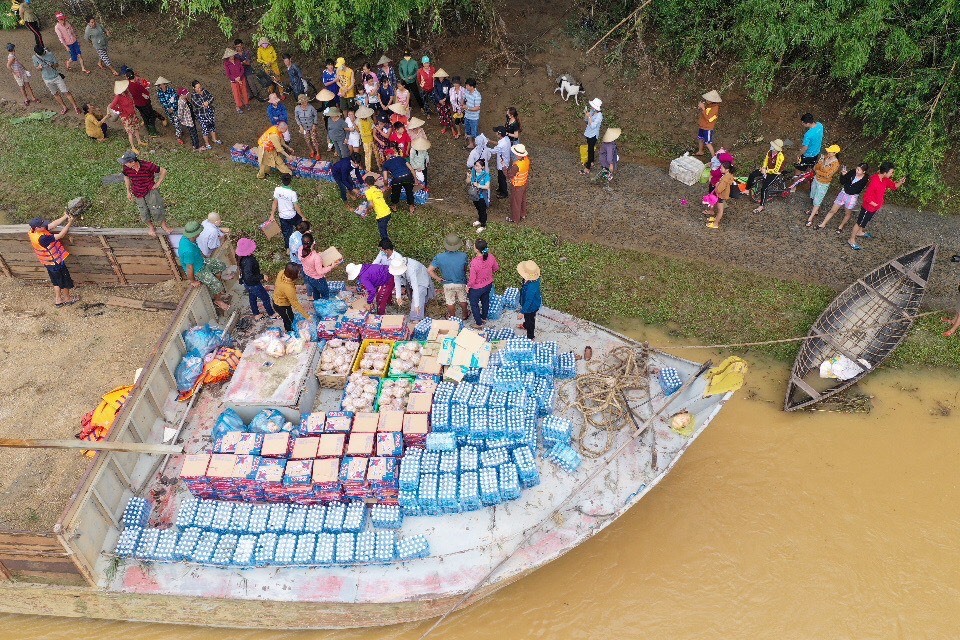 Vượt mưa bão, nhóm từ thiện “những bước chân xanh” mang nước uống, mì tôm cùng các nhu yếu phẩm đến hỗ trợ người dân vùng rốn lũ Đại Cường.