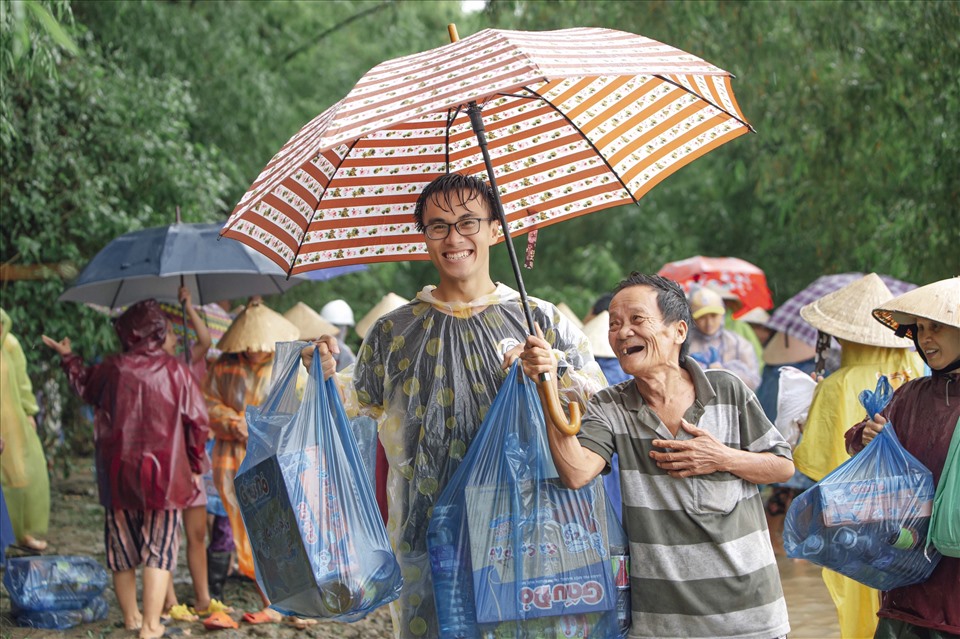 Lê Quang Long - người sáng lập nhóm từ thiện “những bước chân xanh” trong một chuyến hỗ trợ người dân vùng lũ Quảng Nam.