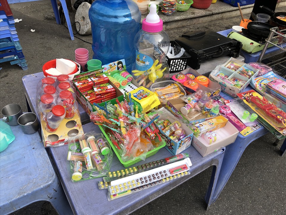 Các loại bánh kẹo bày bán tại khu vực trường mầm non, tiểu học Yên Hoà (Cầu Giấy, Hà Nội). Ảnh: Bảo Hân.