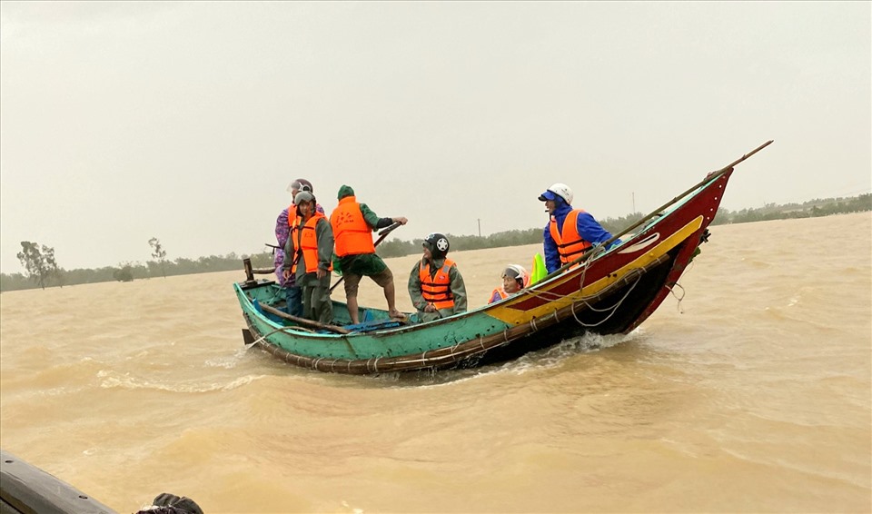 Ngư dân xã biển Hải Ninh cùng nhau vượt lũ dữ cứu dân vùng lũ. Ảnh: LPL