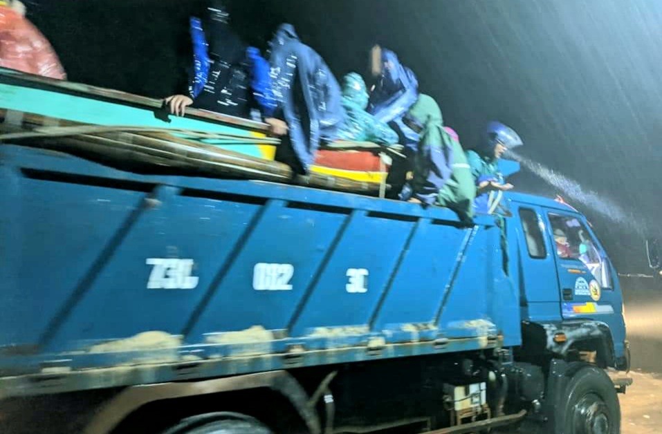 15 thuyền ngư dân xã Hải Ninh được đưa lên ô tô lao về vùng lũ trong đêm tối. Ảnh: LPL