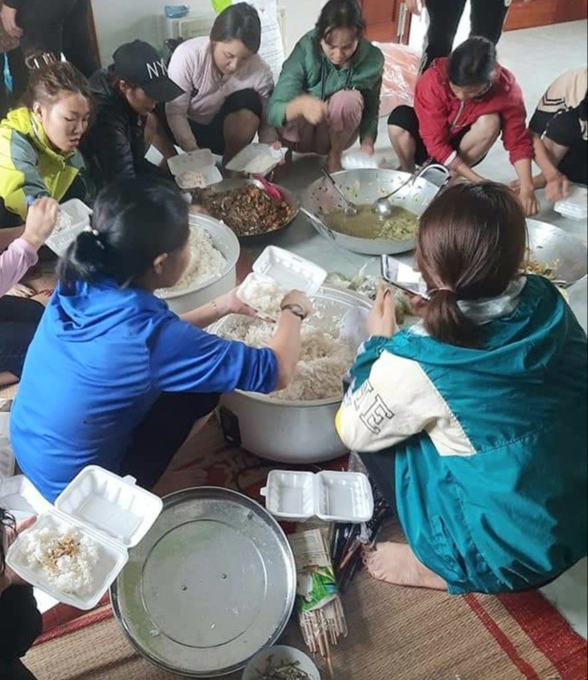 Chị em xã biển Hải Ninh nấu thức ăn cứu trợ cho người dân vùng lũ. Ảnh: LPL