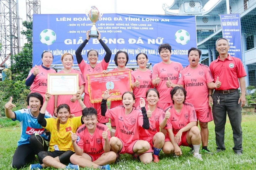 Đội bóng vô địch của giải bóng đá nữ được tổ chức tại Long An. Ảnh: K.Đ