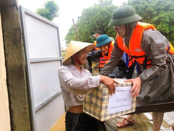 Đoàn công tác của NHCSXH đã trực tiếp trao quà hỗ trợ cho gia đình ông Hoàng Trọng Phú ở thôn Trần Xá, xã Hàm Ninh, huyện Quảng Ninh, tỉnh Quảng Bình.