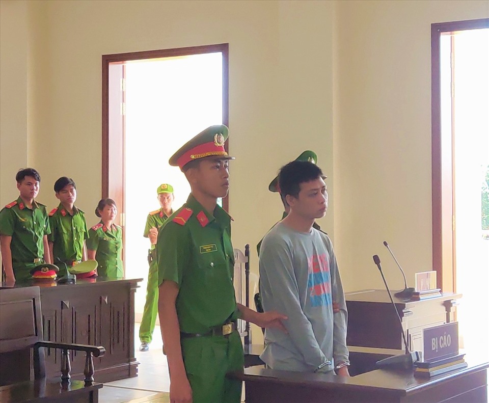 Trần Văn Cảnh (áo xám) bị tòa tuyên phạt 18 năm tù về tội vận chuyển trái phép chất ma túy. Ảnh: Thành Nhân