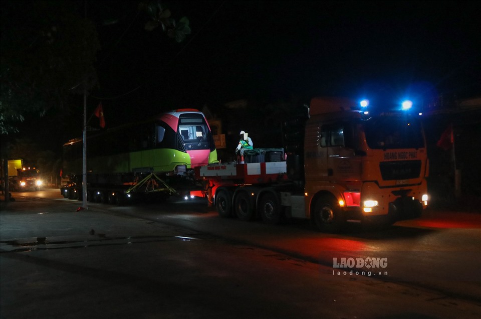 Sau gần 190km di chuyển, 4 toa tàu đã về tới Hà Nội lúc 2h sáng nay. Ngay sau đó các toa tàu sẽ được đưa về Depot Nhổn (Hà Nội).