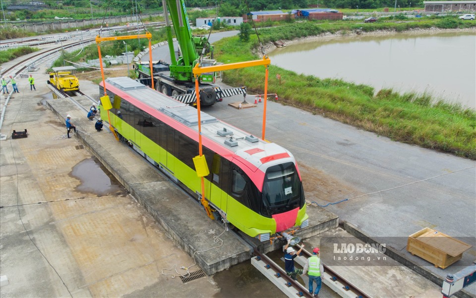 Sau khi lắp đặt lên đường ray, đoàn tàu đầu tiên này sẽ sớm tiến hành chạy thử nghiệm. 9 đoàn tàu còn lại của tuyến số 3, đang được sản xuất tại Pháp, dự kiến sẽ đưa về Hà Nội bắt đầu từ đầu năm 2021.