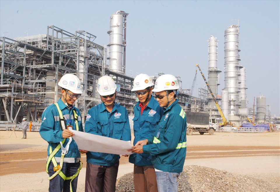 Kỹ sư LILAMA trên công trình Tổ hợp lọc hóa dầu Nghi Sơn.