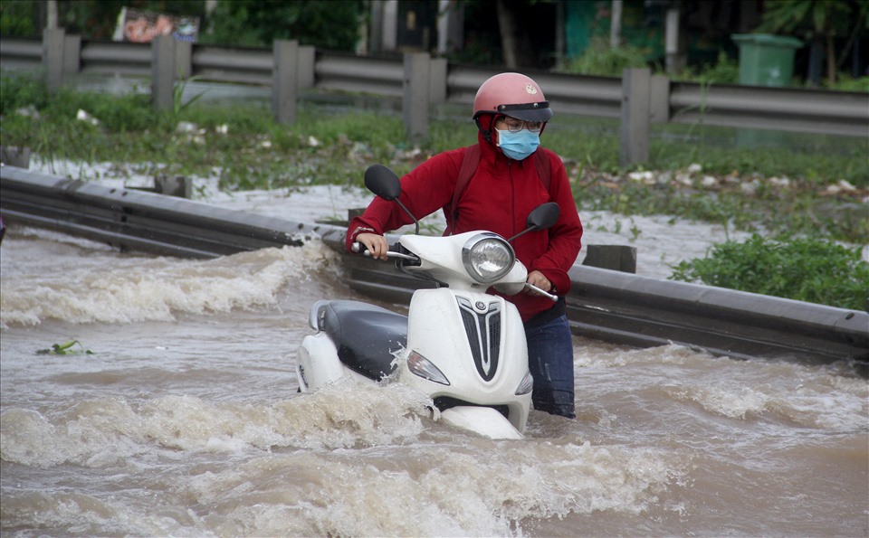 Đặc biệt, tại huyện Tam Bình có đoạn nước dâng cao hơn nửa bánh xe máy, làm xe gắn máy bị nước làm chết máy, người dân phải đẩy bộ lội nước.