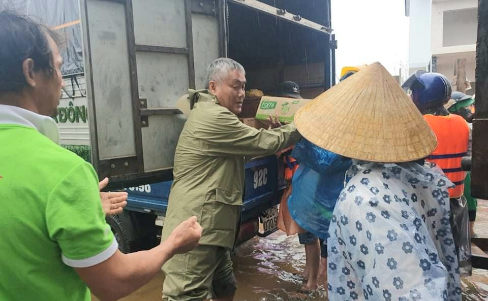 Hàng cứu trợ cho người dân 2 huyện Quảng Ninh và Lệ Thủy sáng 20.10. Ảnh: LPL