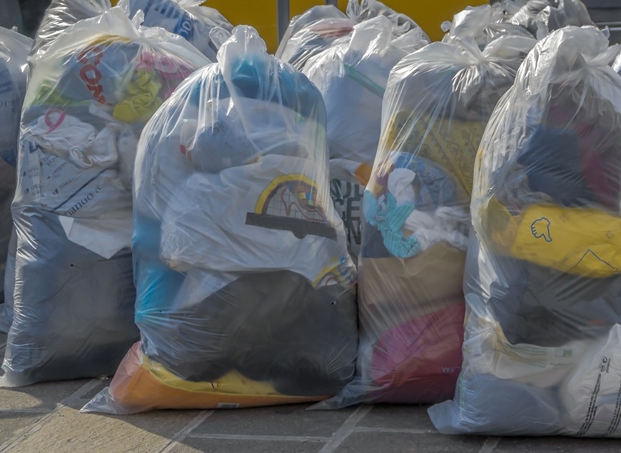 300.000 tấn quần áo cũ được đưa vào các bãi rác ở EU. Ảnh: Koryenyeva Tetyana - Shutterstock
