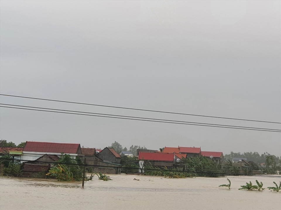 Xã Hồng Thủy chìm trong biển nước. Ảnh: QĐ