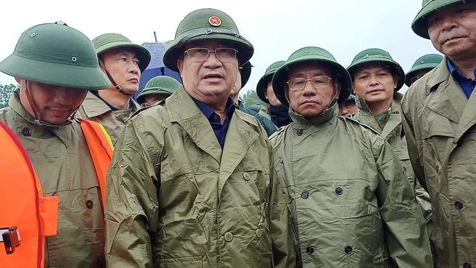 Phó Thủ tướng Trịnh Đình Dũng thăm vùng lũ tại huyện Cẩm Xuyên, tỉnh Hà Tĩnh. Ảnh: BHT
