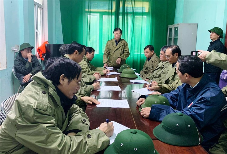 Phó Thủ tướng Chính phủ Trịnh Đình Dũng đề nghị tỉnh Hà Tĩnh tiếp tục khẩn trương triển khai ứng phó với lũ lụt, đảm bảo an toàn tính mạng, tài sản của người dân. Ảnh: PCTT