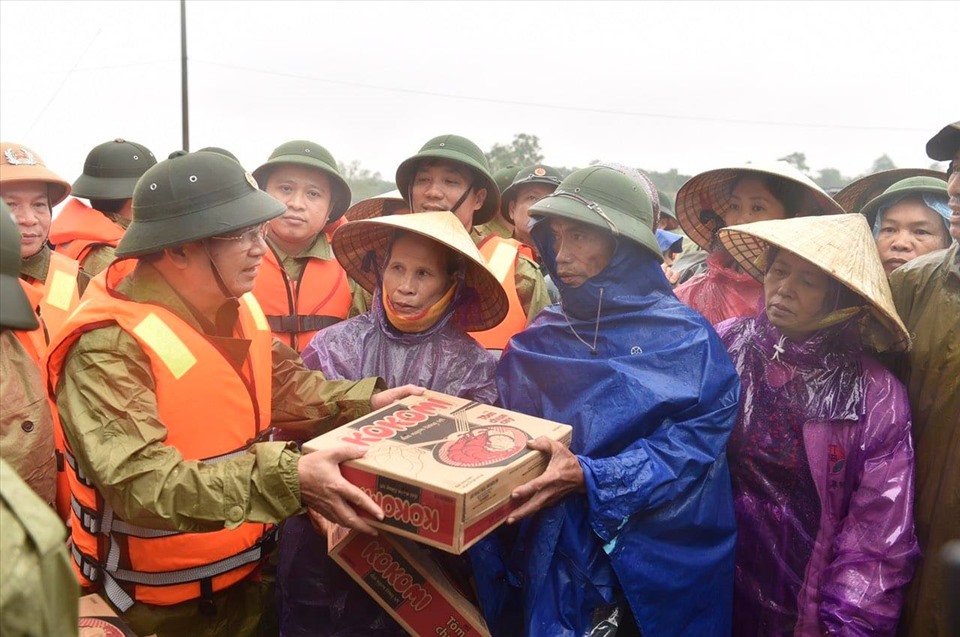 Phó Thủ tướng Trịnh Đình Dũng trao quà cứu trợ cho người dân bị lũ lụt tại Hà Tĩnh. Ảnh: N.B