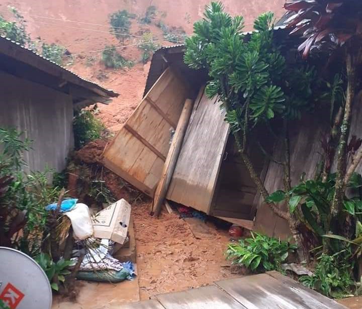 Tình trạng sạt lở đất núi, vùi lấp nhiều nhà dân đã xuất hiện tại khu vực huyện Tây Giang. Dù chưa có thiệt hại về người nhưng việc sạt lở đã khiến đời sống nhiều đồng bào lâm vào cảnh khó khăn. Ảnh: CTV