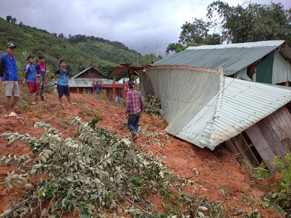 Tình trạng sạt lở đất núi, vùi lấp nhiều nhà dân đã xuất hiện tại khu vực huyện Tây Giang. Dù chưa có thiệt hại về người nhưng việc sạt lở đã khiến đời sống nhiều đồng bào lâm vào cảnh khó khăn. Ảnh: CTV