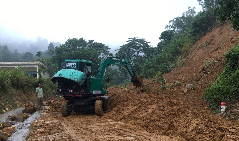 Đường Trường Sơn Đông tại khu vực KM 177+350 qua huyện Bắc Trà My đã bị sạt lở nặng nề. Việc khắc phục hậu quả do sạt lở gặp nhiều khó khăn do mưa lớn kéo dài. Ảnh: CTV
