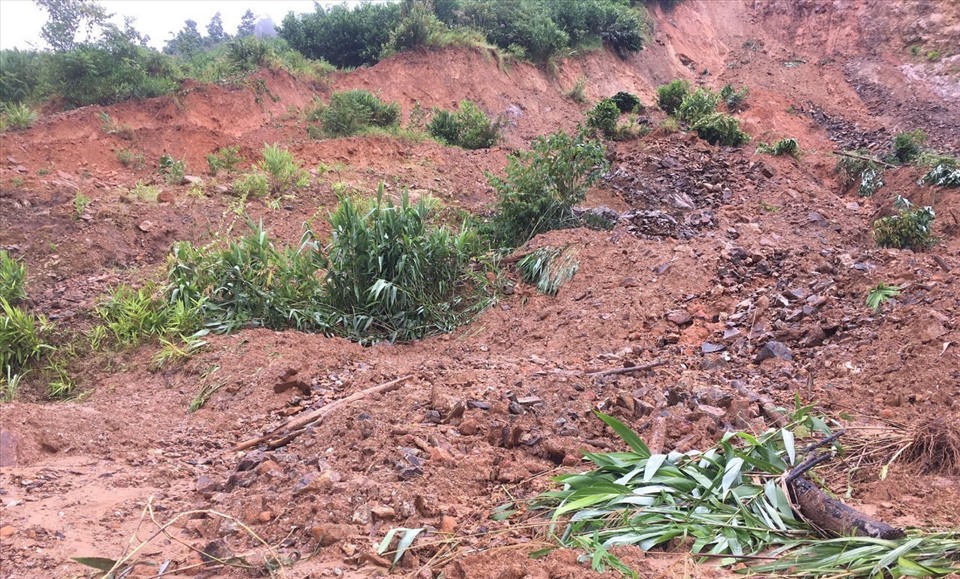 Đường Trường Sơn Đông tại khu vực KM 177+350 qua huyện Bắc Trà My đã bị sạt lở nặng nề. Việc khắc phục hậu quả do sạt lở gặp nhiều khó khăn do mưa lớn kéo dài. Ảnh: CTV