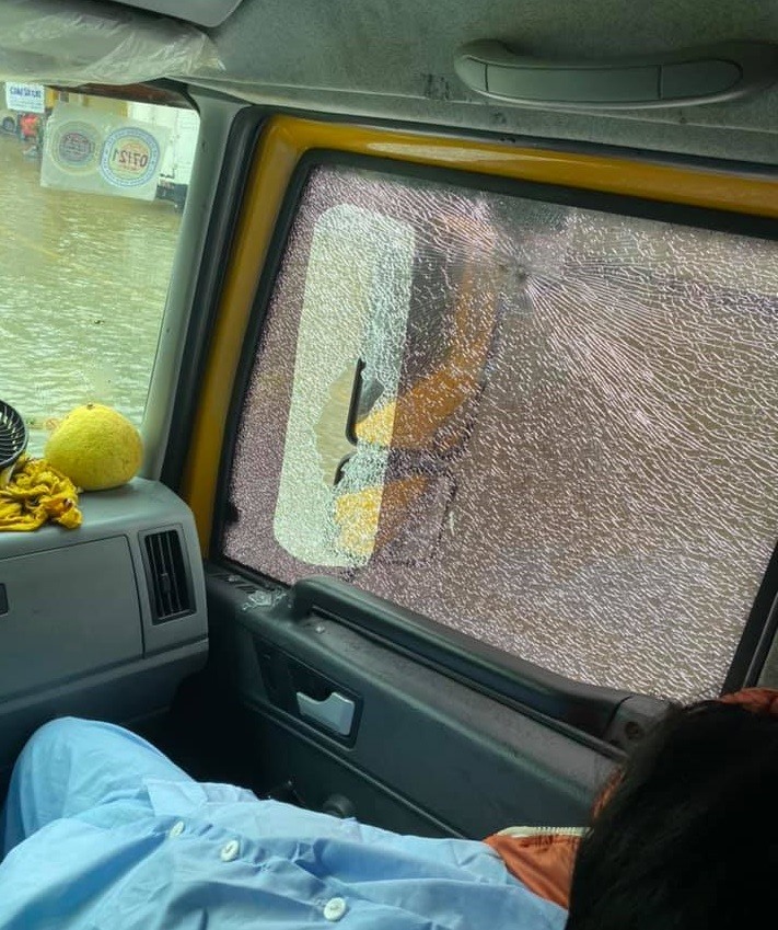 Xe tải chở hàng cứu trợ miền Trung của Hoà Minzy bị vỡ kính. Ảnh: NVCC