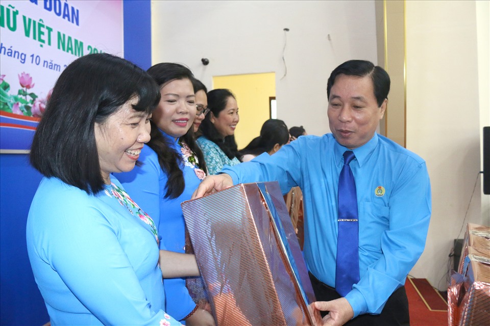Chủ tịch LĐLĐ tỉnh Kiên Giang Trần Thanh Việt tặng quà cho các nữ cán bộ Công đoàn. Ảnh: LT