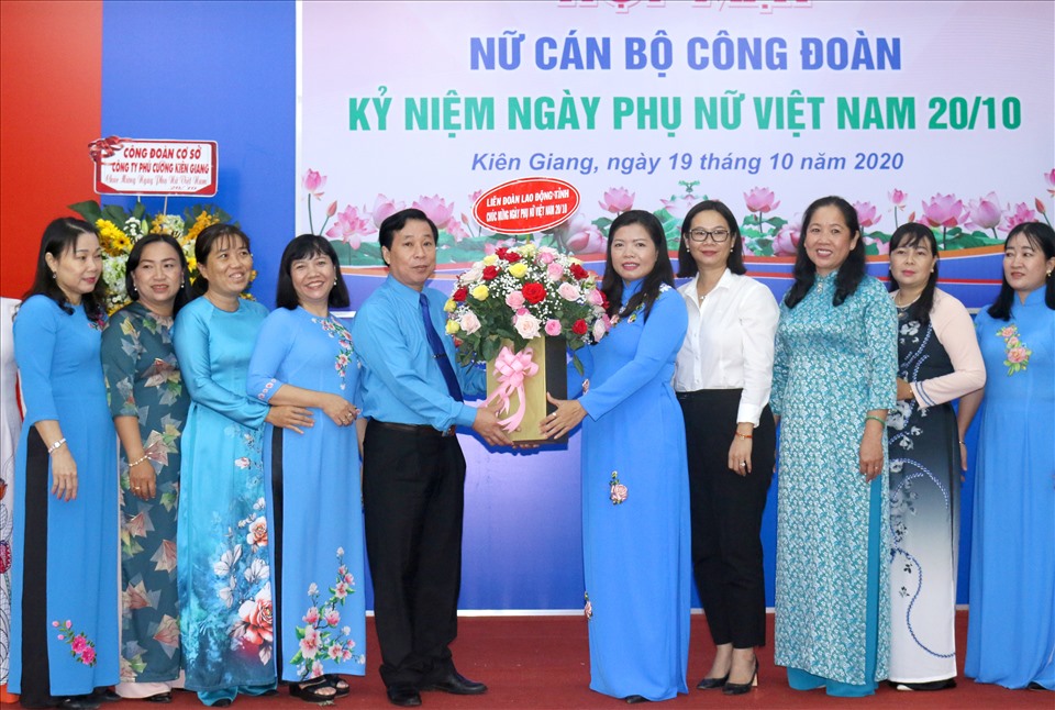 Thay mặt lãnh đạo LĐLĐ tỉnh Kiên Giang, ông Trần Thanh Việt trao tặng lẵng hoa cho đại diện nữ cán bộ Công đoàn. Ảnh: LT