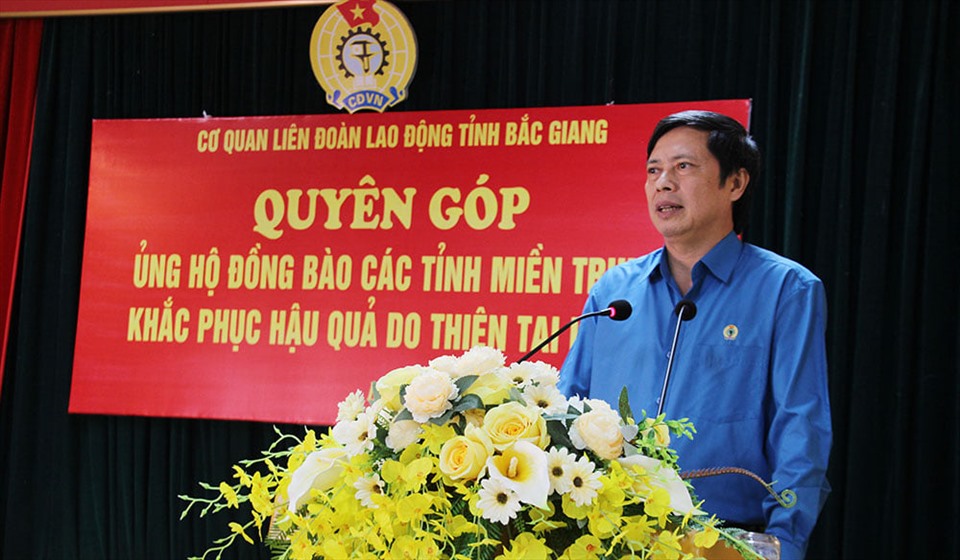 Ông Nguyễn Văn Cảnh phát động cán bộ, viên chức, đoàn viên công đoàn toàn tỉnh tham gia ủng hộ đồng bào miền Trung bị lũ lụt. Ảnh: LĐLĐ tỉnh Bắc Giang.