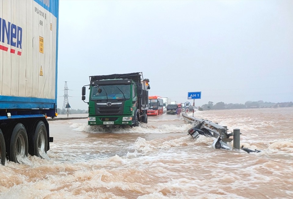Giao thông qua tuyến đường tránh TP. Hà Tĩnh gặp nhiều khó khăn, một số chiếc xe máy phải vứt lại giữa dòng nước lũ. Ảnh: Quách Du