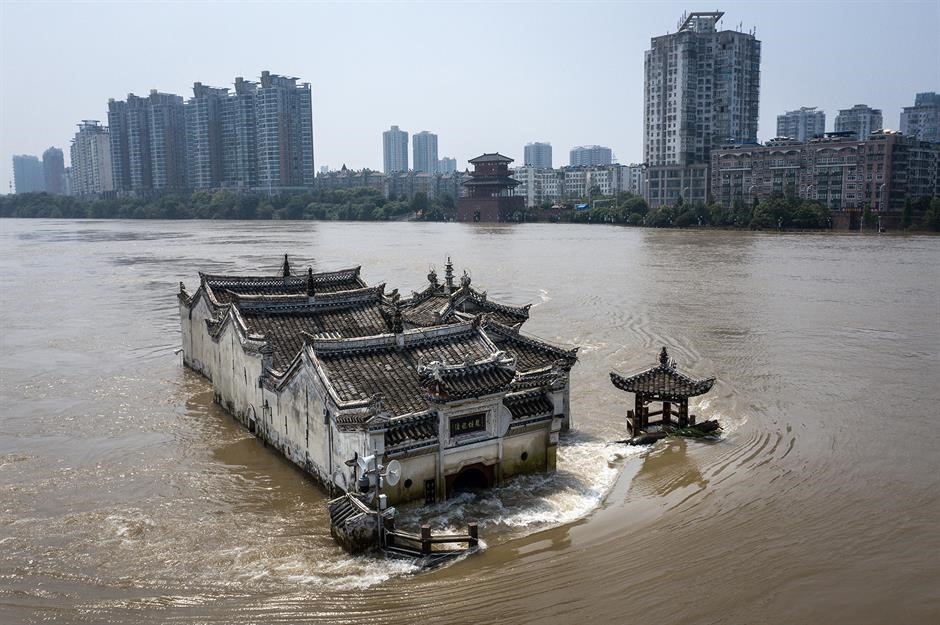 Đền Quan Âm ở Vũ Hán ngập trong nước lũ. Ảnh: Getty Images